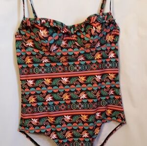 NWT Underwire one-piece ruffles Swimsuit size 8